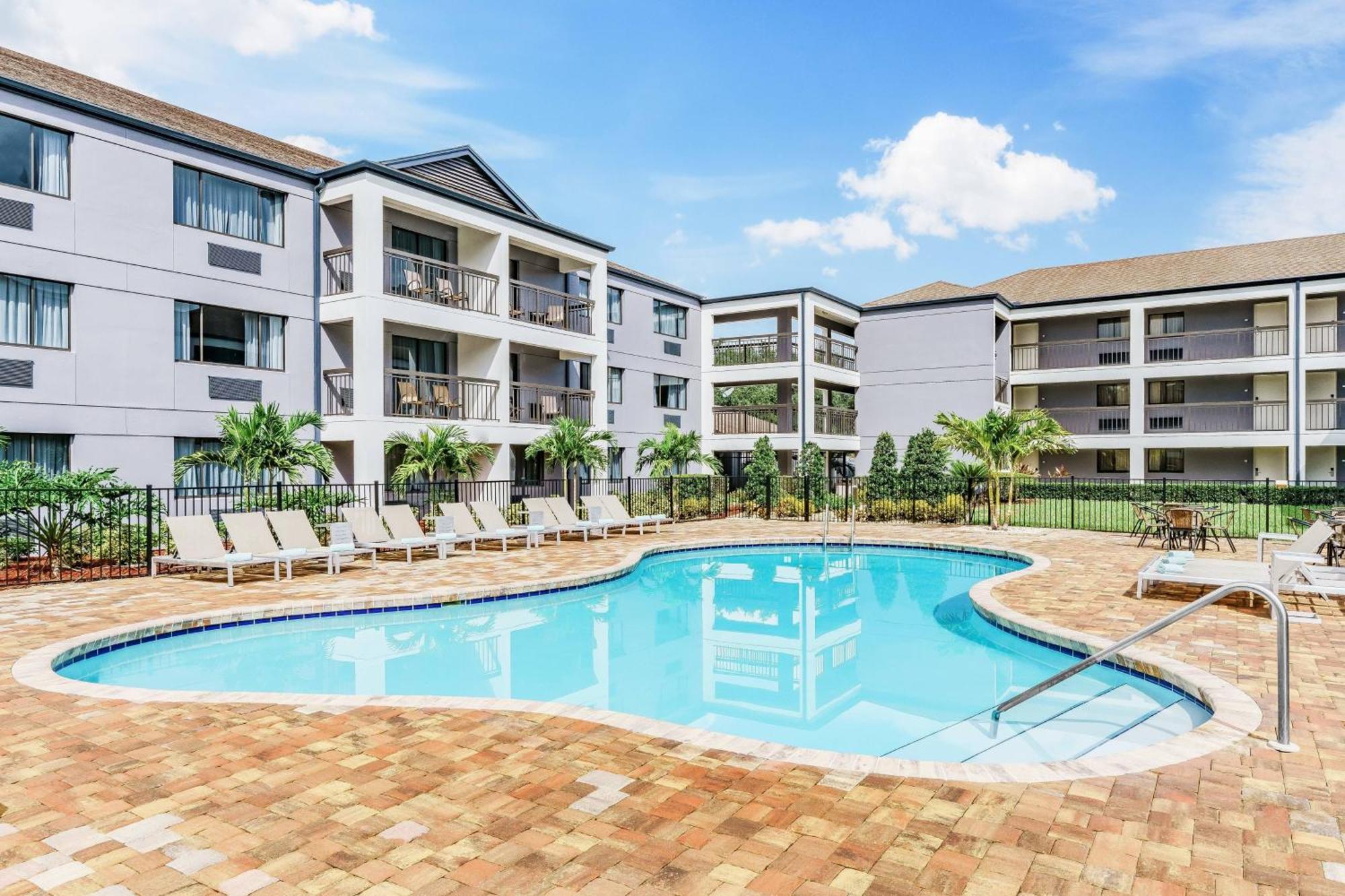 Courtyard By Marriott Orlando Lake Buena Vista At Vista Centre Exterior photo